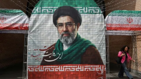 مجتبى خامنئي يخرج عن صمته.. ويرسل رسالة إلى حزب الله