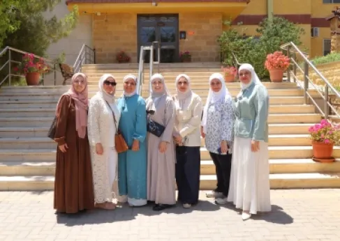 خريجات دفعة 1999 يستعدن ذكريات الدراسة في زيارة مؤثرة إلى جامعة البترا بعد 27 عامًا