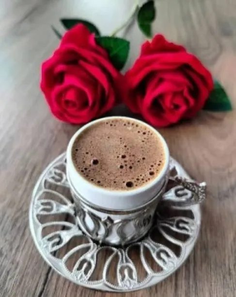 لماذا أصبحت القهوة جزءًا أساسيًا من يوم كثير من الأشخاص؟