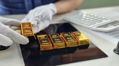 الذهب يرتفع بأكثر من 1% في المعاملات الفورية بعد تثبيت المركزي الأمريكي للفائدة