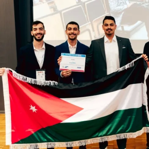 فريق من جامعة البترا يحصد المركز الأول في مسابقة IEEE الدولية في بولندا عن ابتكار (حارس النخيل)
