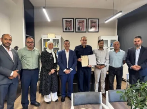 قبل أن يرتدي ثوب التخرج... الجامعة الأردنية تُهدي والد طالب راحل شهادته وفاءً لمسيرته