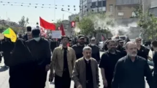 صورة تظهر الرئيس الإيراني السابق محمود أحمدي النجاد في تشييع المرشد