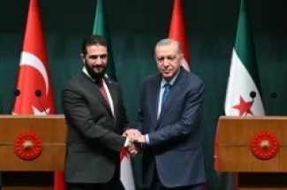الرئيس التركي رجب طيب أردوغان (يمين) ونظيره السوري أحمد الشرع