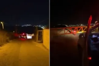 لقطات توثق وقوف سيارة الإسعاف أمام البوابة الحديدية المغلقة في سنجل