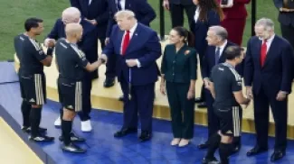 الرئيس الأميركي دونالد ترامب يصافح الحكم الأردني أدهم مخادمة خلال تكريم حكام نهائي كأس العالم 2026