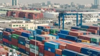 عمليات استيراد وتصدير في ميناء بالسعودية