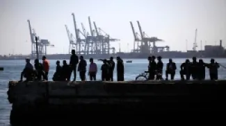 جاء التراجع بعد حادثة استهداف طائرة مسيرة لسفينتين في ميناء دمياط المصري