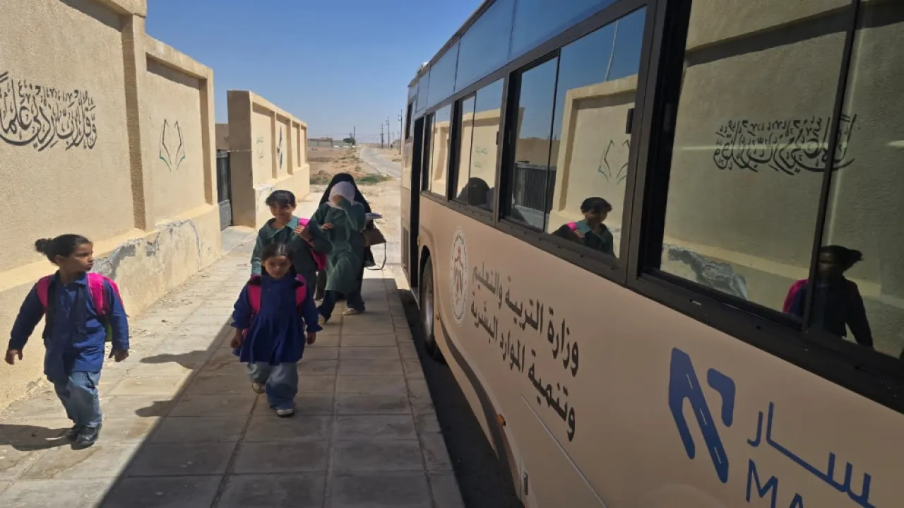 طالبات مدرسة في القطرانة يصلون للمدرسة من خلال حافلات النقل المدرسي مجانا. 18 آب 2026