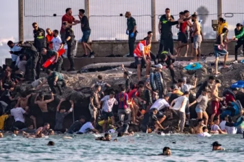 اسبانيا : غالبية المهاجرين الذين تسللوا إلى سبتة عادوا إلى المغرب