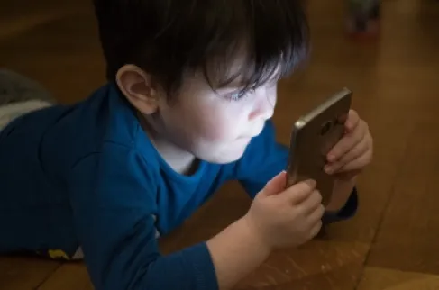 أردني يحطم منزله بعد انتشار صور زوجته وبناته.. والحقيقة كانت صادمة