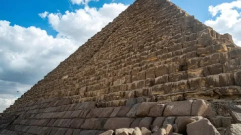 اكتشاف تقنيات هندسة متطورة تعود إلى 5000 عام مهدت لبناء الأهرامات