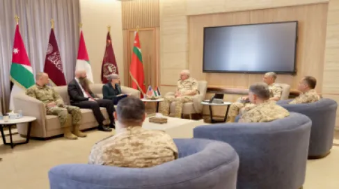 الحنيطي يبحث مع عضو عسكري في مجلس الشيوخ الأميركي التعاون العسكري