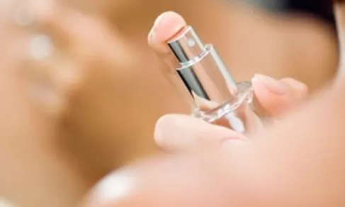 هل وضع العطر على الرقبة آمن؟ أبحاث حديثة توضح