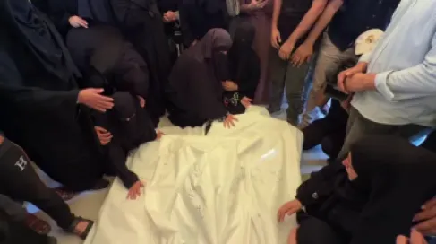 في غزة فقط.. ودّعت زوجها و6 من أبنائها ثم شيّعت سندها الأخير