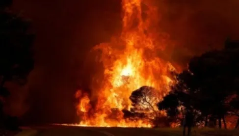 حريق ضخم بموقع صناعي في فرنسا يعزل 30 ألف شخص داخل منازلهم