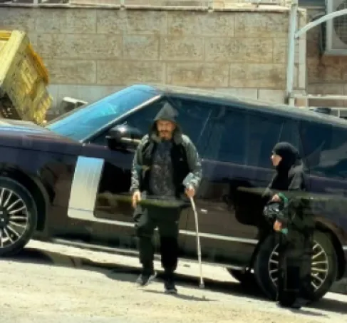 الشرطة الفلسطينية: متسول يمتلك (رينج روفر) وآيفون مطليًا بالذهب