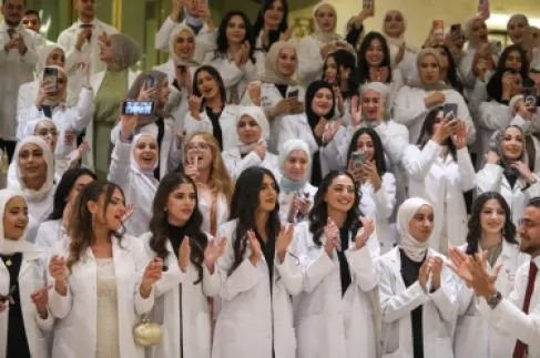 طلبة كلية طب الأسنان بجامعة البترا يؤدون قسم المهنة إيذانًا ببدء التدريب الإكلينيكي