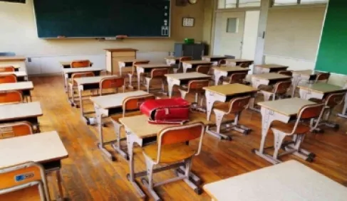مطالب نيابية بإلزام المدارس الخاصة بصرف الرواتب عبر البنوك
