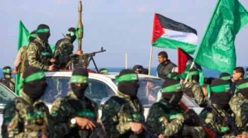 حماس تهدد بالانسحاب من تفاهمات غزة وسط خلافات حول استمرار الغارات الإسرائيلية