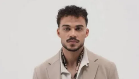 السيلاوي يفاجئ جمهوره بظهور ابنته لأول مرة (صور)