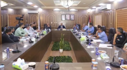 اجتماع يبحث خطة لمعالجة إشغالات الطرق والأرصفة في لواء الرصيفة