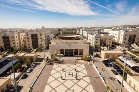 غضب من فرض رسوم مواقف جديدة في مجمع الملك الحسين للأعمال
