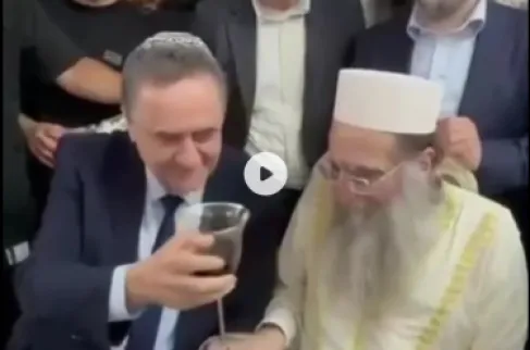 كاتس  يغادر اجتماعا أمنيا لحضور حفل زفاف.. ونتنياهو يتساءل: أين هو؟