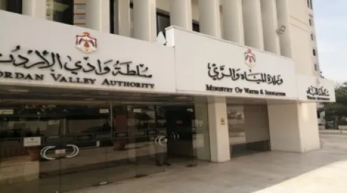 حملة أمنية في الزرقاء تضبط تمديدات مياه غير مشروعة وتفصل خطًا يغذي 15 منزلًا