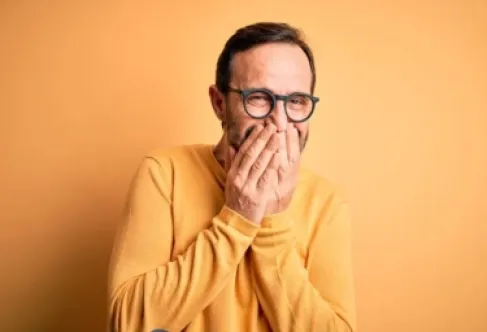 الضحك وقت الأزمات.. خلل نفسي أم حيلة دفاعية؟ ماذا يحدث داخل دماغك؟