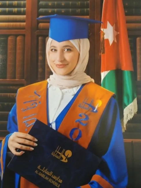 جنى وبانا العمايدة تهنئان ابنة خالتهما رايا الذنيبات بنجاحها في الثانوية العامة