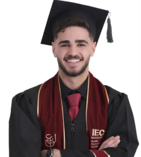 الأهل والأقارب يهنئون محمد حسين محمد بنجاحه في التوجيهي بمعدل 89.9%
