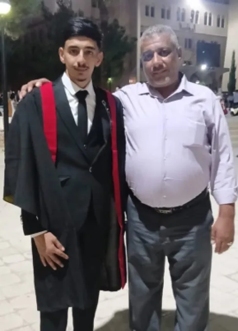 محمود الطيب وعائلته يهنئون المهندس أحمد حطاب بتخرجه من جامعة مؤتة