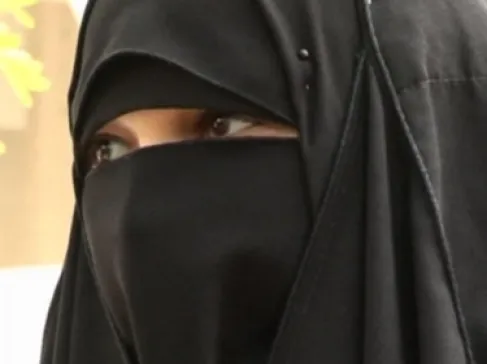 أمريكي يهاجم فتاتين مسلمتين بسبب الحجاب