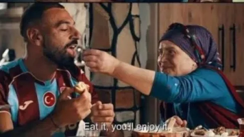 العجوز التي ظهرت مع صلاح في الفيديو: شعرت أنه ابني
