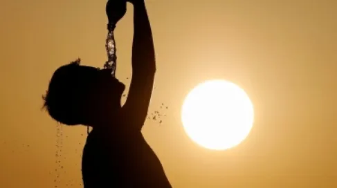 في موجات الحر.. هذه الأطعمة والمشروبات تساعدك على تعويض السوائل