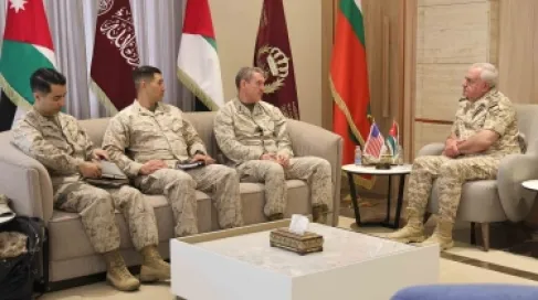 الحنيطي يستقبل قائد قوات مشاة البحرية في القوات المركزية الأميركية