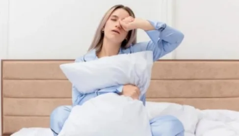 لماذا تنام بصعوبة في الفندق رغم أنك مرهق؟ الإجابة داخل رأسك