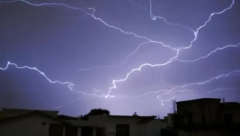 بالتزامن مع الأمطار الغزيرة.. وفاة 4 يمنيين إثر صواعق رعدية