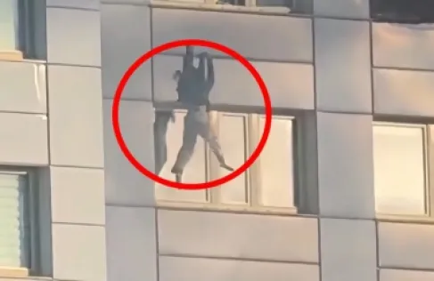 فيديو يحبس الأنفاس.. امرأة تهرب من حريق هائل بالقفز من نافذة الطابق11