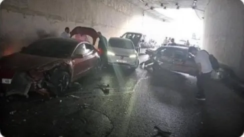 العاصمة عمان .. حادث سير بين 6 مركبات داخل نفق صهيب وتحويل حركة المرور