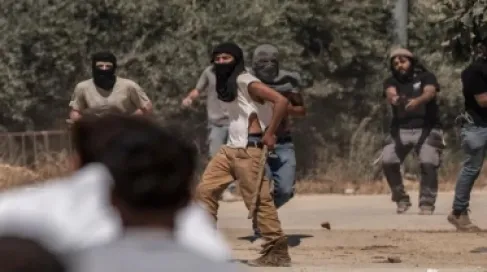 مستوطنون يحتجزون فلسطينيين بنابلس والاحتلال يمنع وصول الإسعاف لإصابات محتملة
