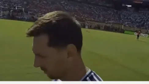 لقطة جدلية.. هل حاول حكم نهائي كأس العالم مساعدة الأرجنتين أمام إسبانيا؟
