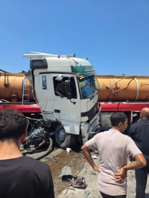 3 إصابات وإغلاق الطريق إثر تصادم شاحنتين في العدسية