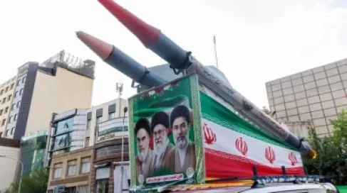 إيران تلوّح باتباع (نهج هجومي بالكامل) وترمب يهدد بقصف عُمان
