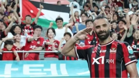 يزن العرب : رفع العلم الأردني بمدرجات سيؤول منحني شعورا بالفخر