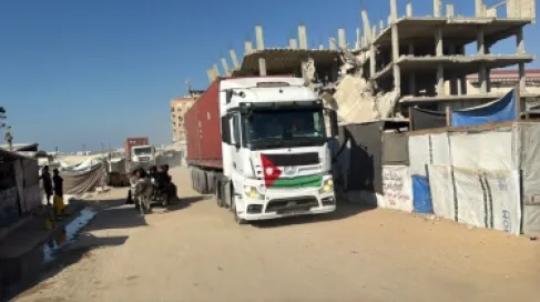 وصول قافلة تعزيز وتزويد طبي إلى المستشفى الميداني الأردني في خان يونس