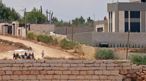 مستوطنون يواصلون حصار منازل فلسطينية في قصرة لليوم العاشر
