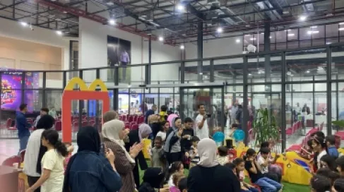 ماكدونالدز الأردن تشارك في (كرنفال إربد 2026) وتقدّم الهدايا للعائلات والأطفال