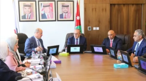 وزير الأشغال يطلع على سير العمل في دائرة العطاءات الحكومية